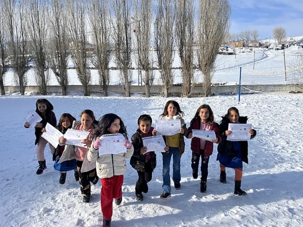 Zil bu kez yarıyıl tatili için çaldı! 18 milyon öğrenci karnesini aldı